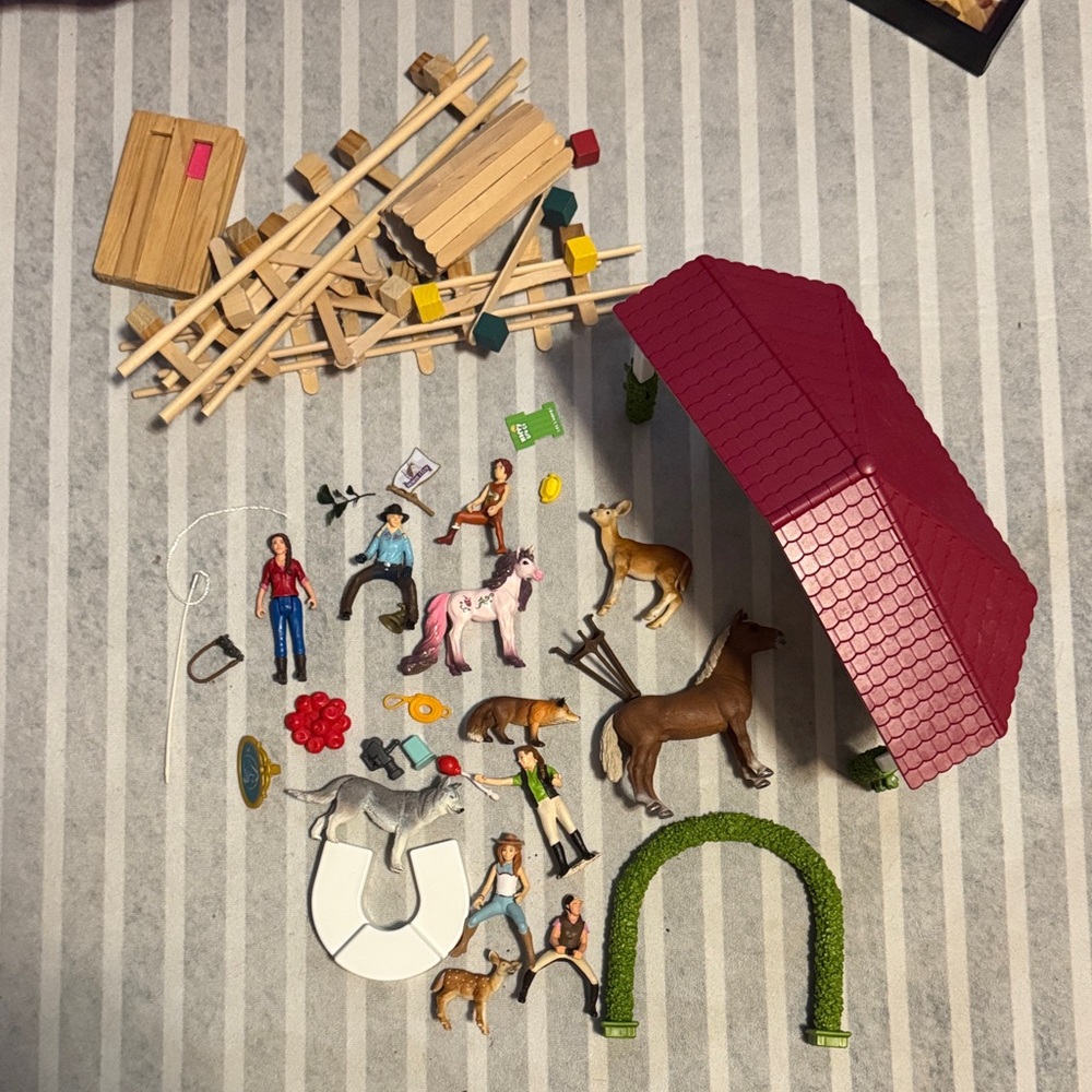 Schleich LOT miscellaneous plus some homemade fences and jumps